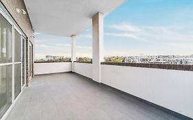Spacious 3 Bed Apartment Near Airport With Parking